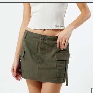 PacSun D-Ring Cargo Mini Skirt 💚
